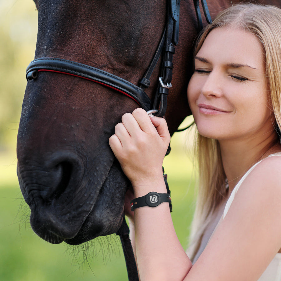 YOU Streamz magnetic therapy wristband available i 4 sizes for natural pain relief and recovery and ideal for horse owners